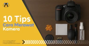 Tips cara merawat kamera agar tidak berjamur dengan menyimpan kamera DSLR bersama silica gel, dry box, blower, kain pembersih, dan memory card di meja kayu