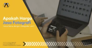 Ilustrasi kamera dan timbangan yang merepresentasikan perbandingan harga jasa fotografi dengan fotografer lain. Apakah Harga Jasa Fotografi Harus Sama dengan Fotografer Lain?
