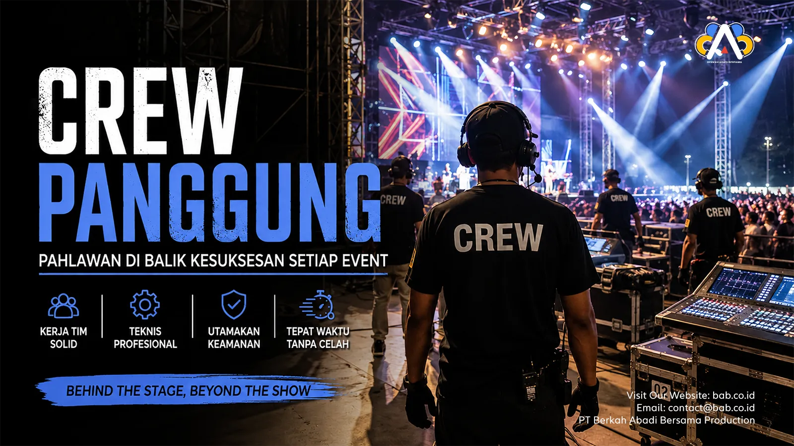 Crew panggung profesional sedang mengatur produksi konser dan event besar dengan lighting dan audio modern