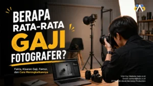 Fotografer profesional sedang memotret di studio dengan kamera DSLR dan lighting setup, disertai ilustrasi teks tentang rata-rata gaji fotografer di Indonesia.