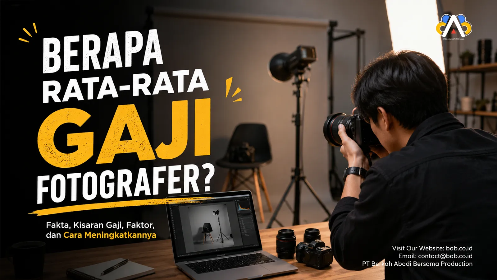 Fotografer profesional sedang memotret di studio dengan kamera DSLR dan lighting setup, disertai ilustrasi teks tentang rata-rata gaji fotografer di Indonesia.